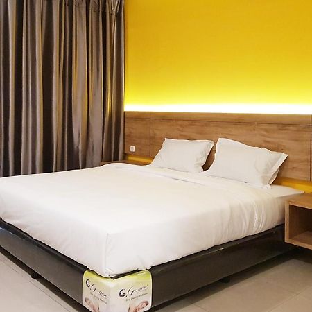 Oyo 90015 Platinum Guest House Медан Екстериор снимка