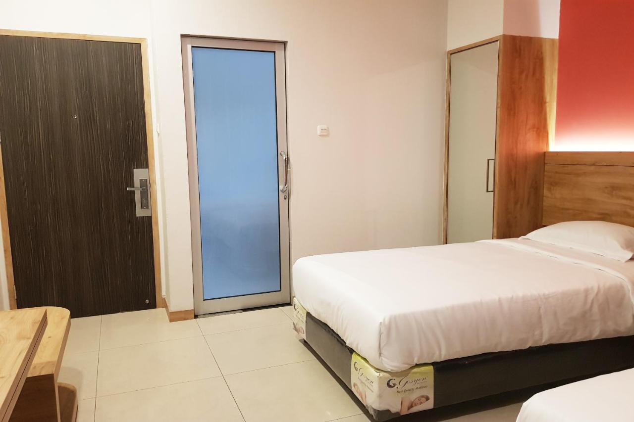 Oyo 90015 Platinum Guest House Медан Екстериор снимка