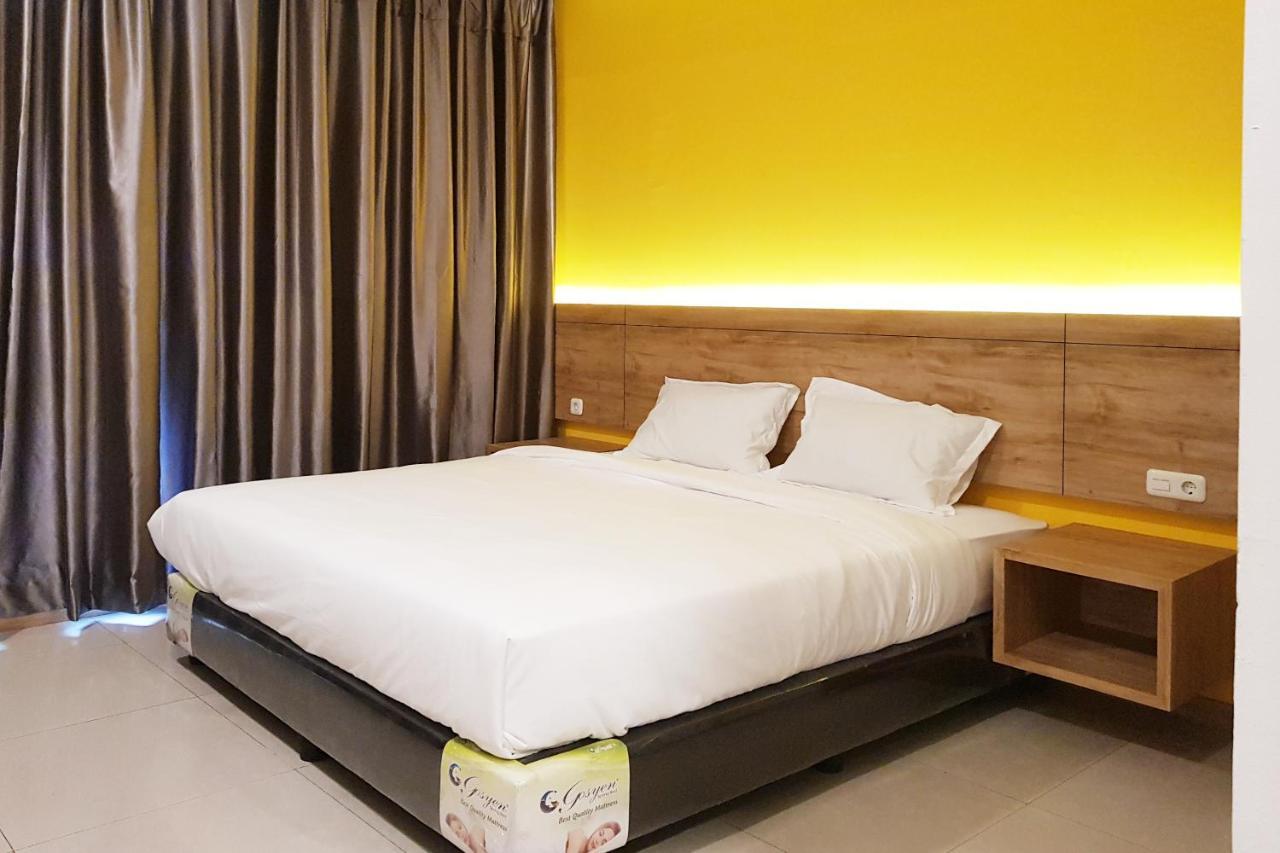 Oyo 90015 Platinum Guest House Медан Екстериор снимка