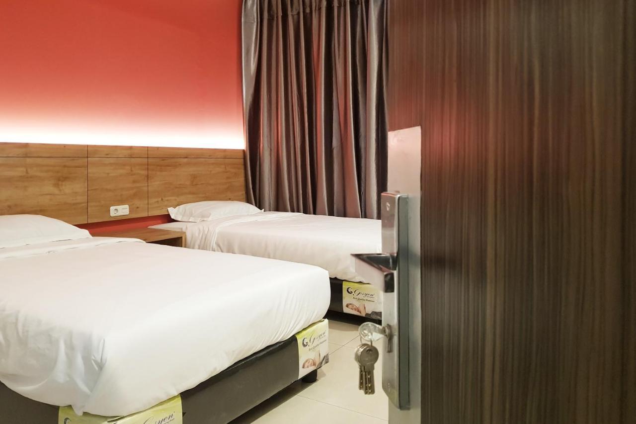 Oyo 90015 Platinum Guest House Медан Екстериор снимка