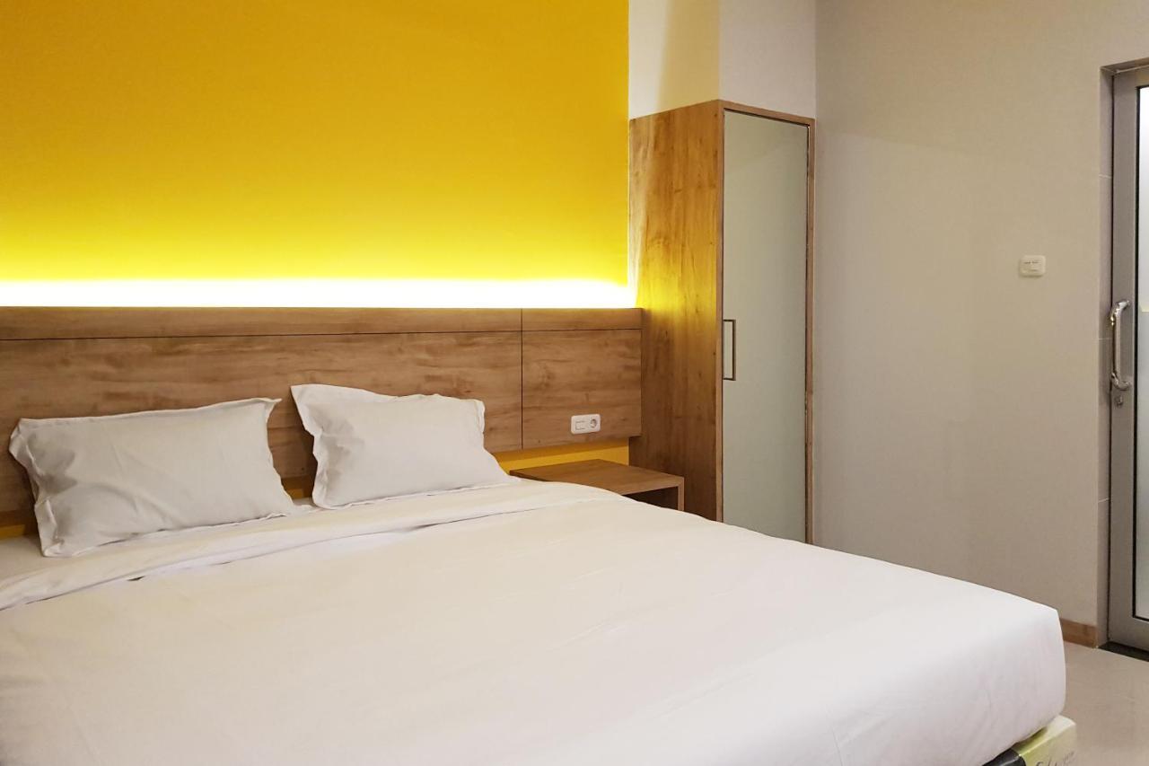 Oyo 90015 Platinum Guest House Медан Екстериор снимка