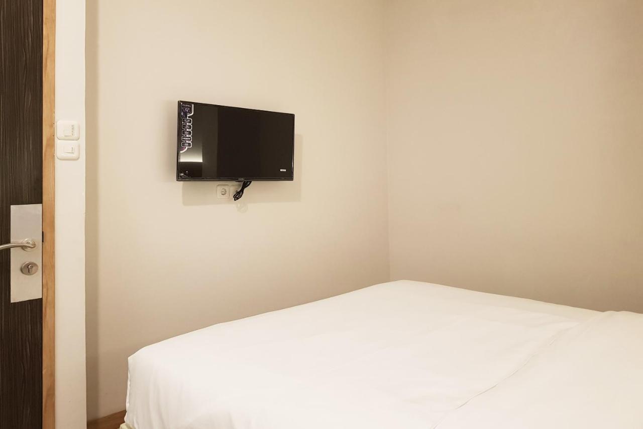 Oyo 90015 Platinum Guest House Медан Екстериор снимка