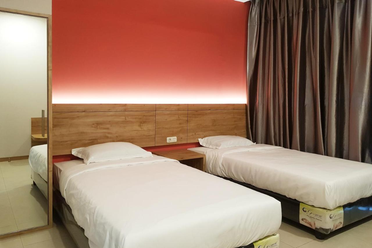 Oyo 90015 Platinum Guest House Медан Екстериор снимка