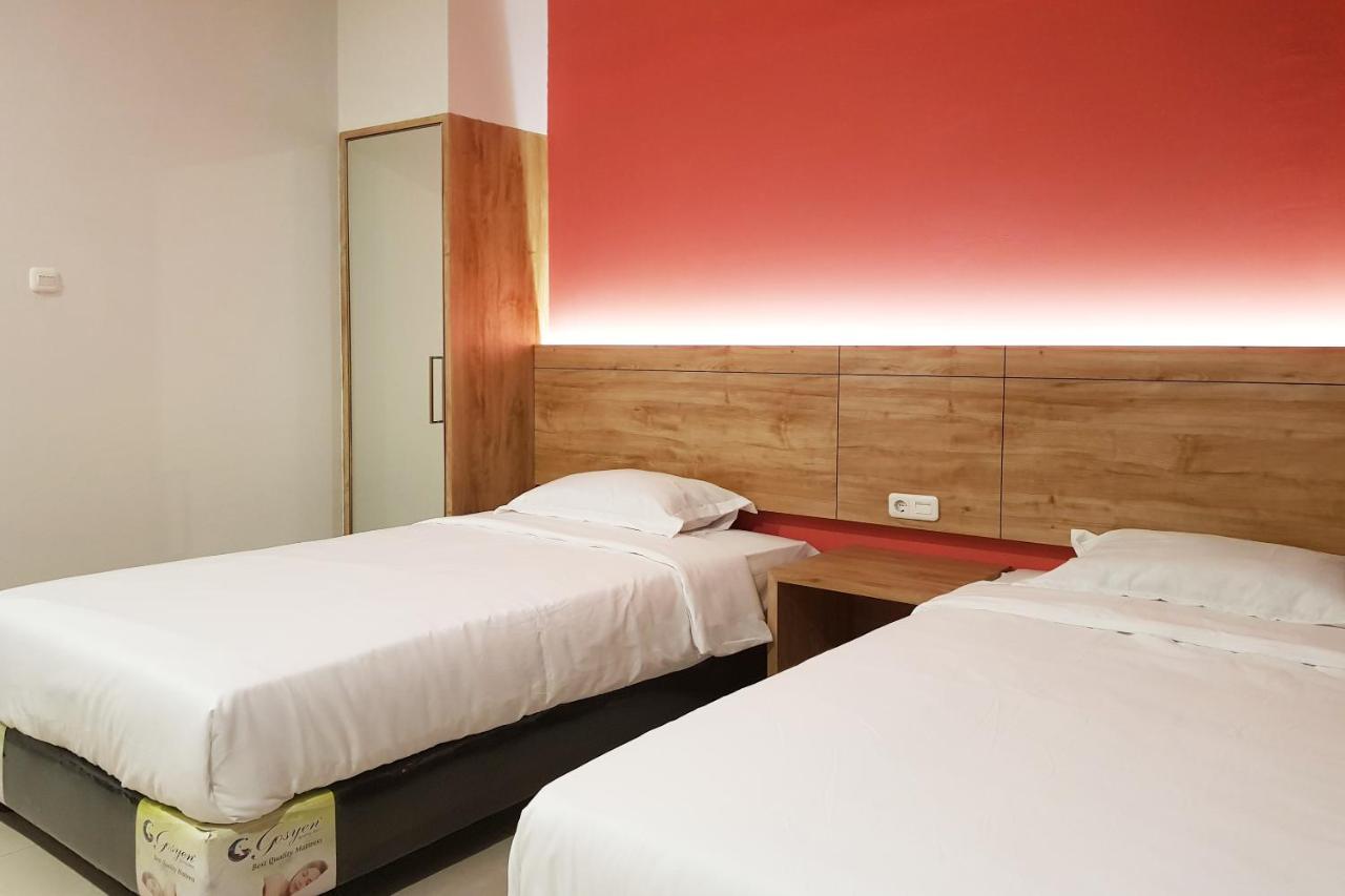 Oyo 90015 Platinum Guest House Медан Екстериор снимка