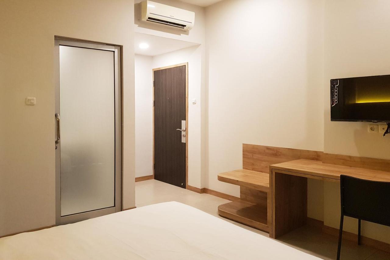 Oyo 90015 Platinum Guest House Медан Екстериор снимка